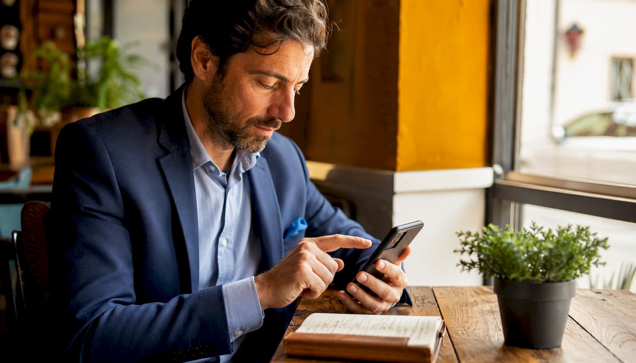 Mano che imposta la funzione di dettatura vocale sullo smartphone
