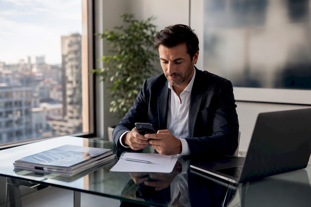 Un agente invia messaggi promozionali dal suo smartphone