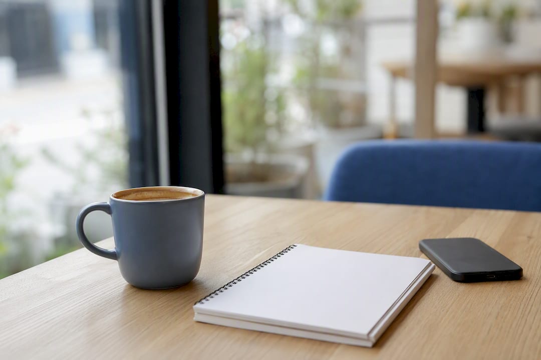 Spazio di lavoro con tazza di caffè e sagoma di smartphone